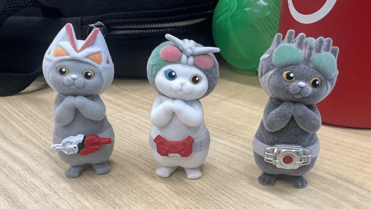 Little toys of cats with Kamen Rider belts and helmets